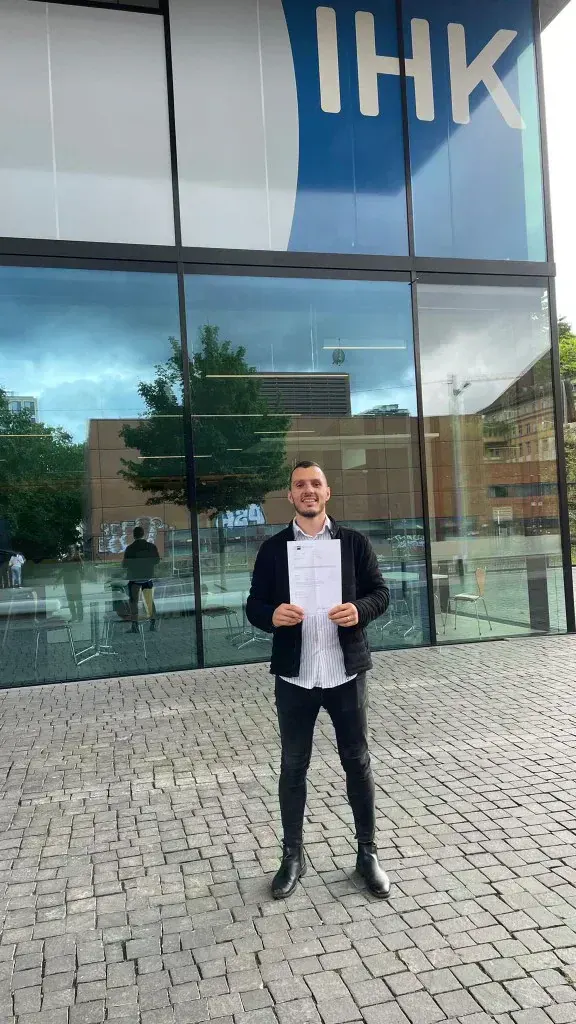 Alexandru-Luchian Ștefănescu cu diploma de licență în informatică de la IHK Stuttgart